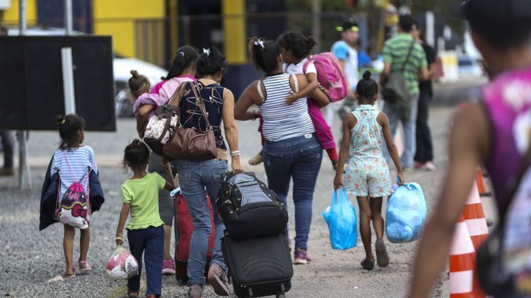 Imigrantes venezuelanos cruzam a fronteira com o Brasil.