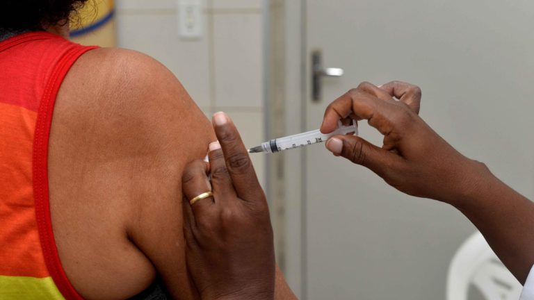 12_05_2021_Vacinao-H1N1_Foto_Jefferson-Peixoto_Secom_Pms-16-scaled (2)