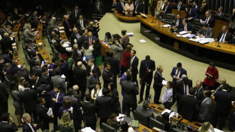 fcpzzb_abr_120720195283_0 Centenas de parlamentares reunidos em votação na Câmara dos Deputados, em Brasília
