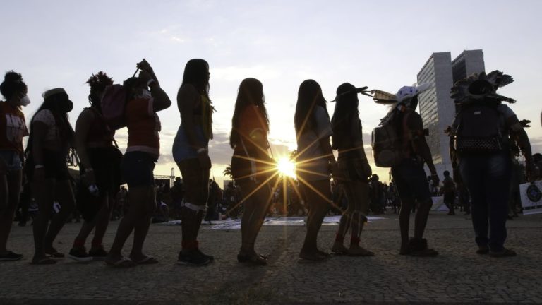 Indígenas de várias etnias acompanham em frente ao STF a possivel votação do chamado Marco temporal indígena