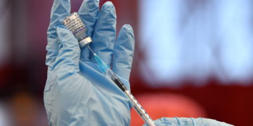 Enfermeira prepara dose de vacina da Pfizer em Belfast, na Irlanda do Norte - Clodagh Kilcoyne - 4.dez.21/Reuters
