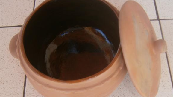 Panela de barro com verniz de jutaicica