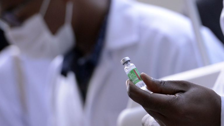 Servidor da Fiocruz prepara vacina de Oxford/AstraZeneca para a primeira aplicação no Brasil.