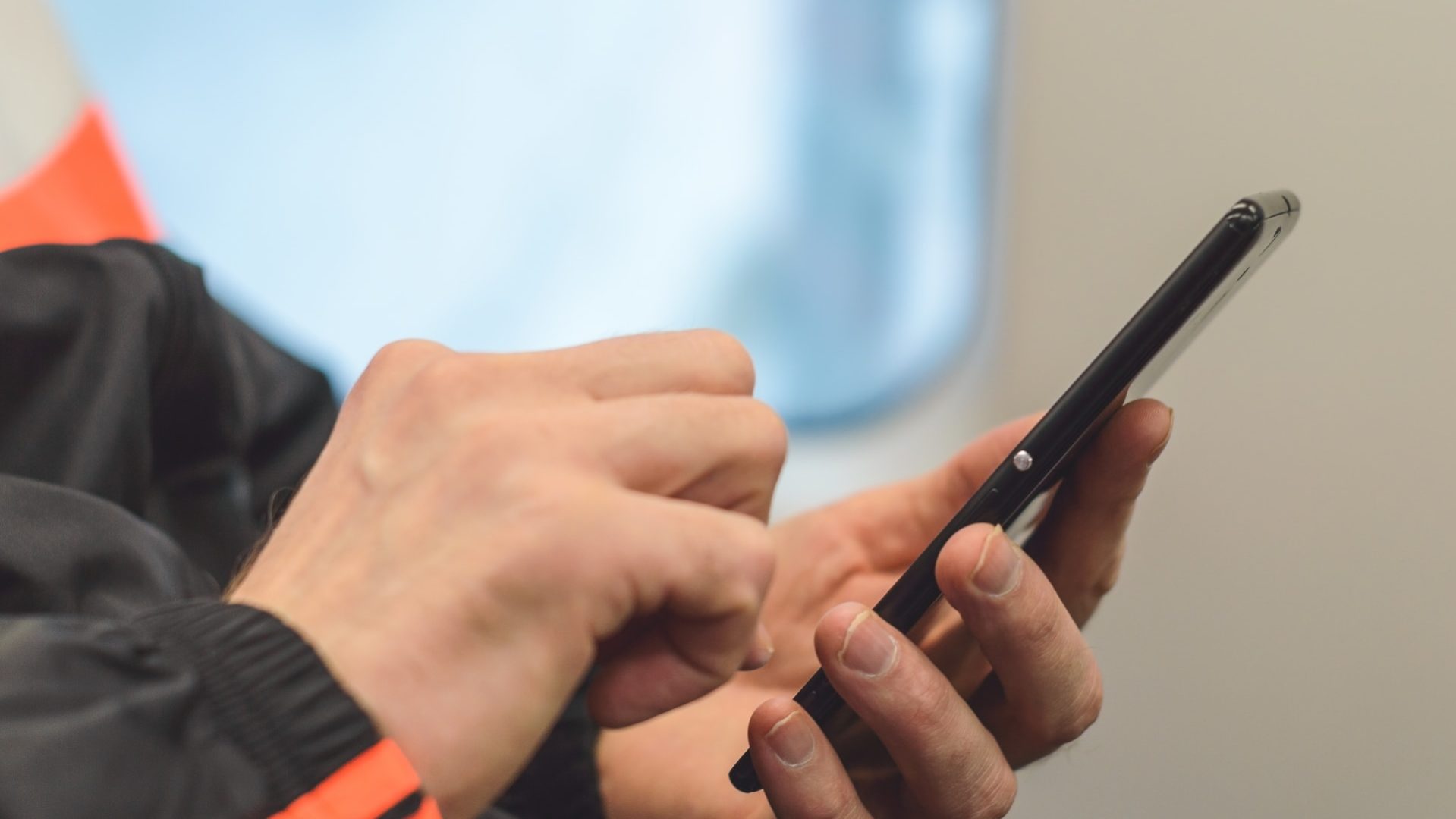 pessoa utiliza smartphone