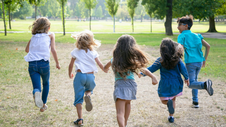 grupo-de-criancas-correndo-na-grama-juntos-tendo-uma-corrida-no-parque-vista-traseira-comprimento-total-conceito-de-atividade-infantil-ao-ar-livre