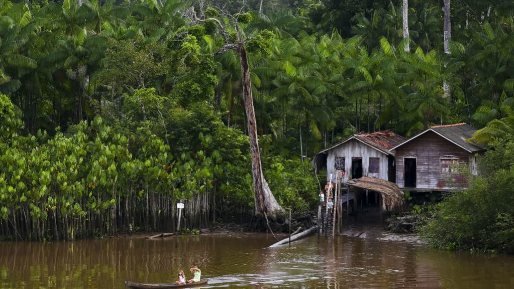 Moradores de comunidades ribeirinhas do arquipélago de Marajó se aproximam do Navio Auxiliar Pará.
