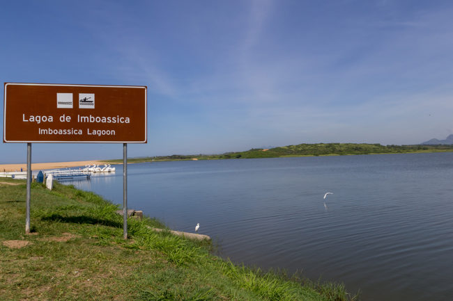 1549138736 Placa de sinalização na lagoa de Imboassica, em Macaé (RJ)