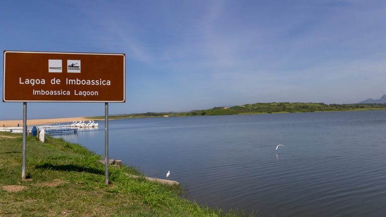 1549138736 Placa de sinalização na lagoa de Imboassica, em Macaé (RJ)