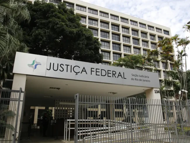 vacina da covid: maioria dos juízes federais brasileiros confia e concorda com passaporte vacinal