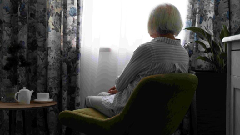 old-woman-confronting-alzheimer-disease