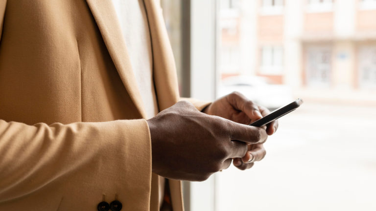 2148956915 Fintechs negras identificam discriminações como limitação de crédito a endereços de periferia, associados à população negra