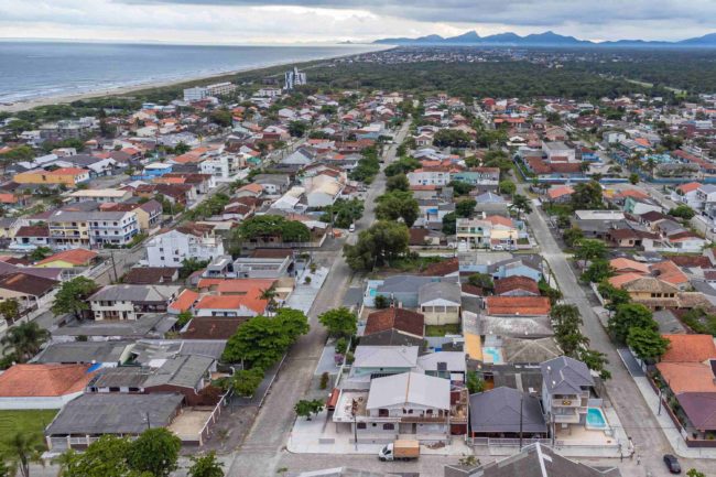 Vista aérea do litoral de Pontal do Paraná; drones ajudam a mapear degradação de restinga na região