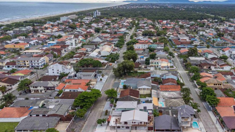 drone-pontal-paraná Vista aérea do litoral de Pontal do Paraná; drones ajudam a mapear degradação de restinga na região