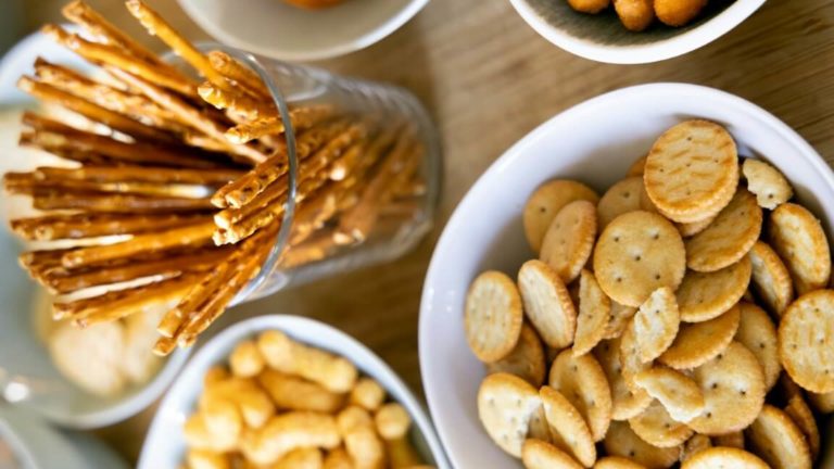alimentos ultraprocessados, como bolachas tipo cream cracker e salgadinhos