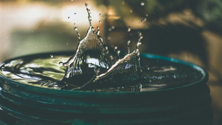 amritanshu-sikdar-LoGnr-w1D8E-unsplash(1) O tratamento de água com sedimentação seguida de filtragem com panos é o mais potencialmente problemático, mostra pesquisa com ribeirinhos