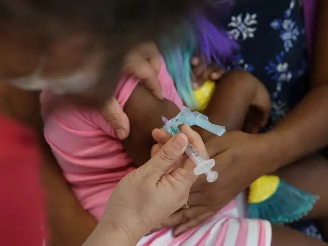vacinação infantil: crianças pretas são mais prejudicadas por atrasos