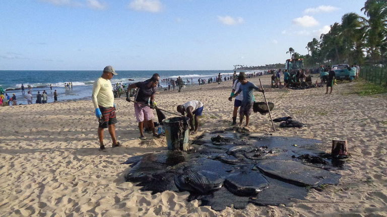 Derramamento de petróleo, que completou cinco anos no último mês de agosto, evidenciou falta de proteção social aos pescadores artesanais