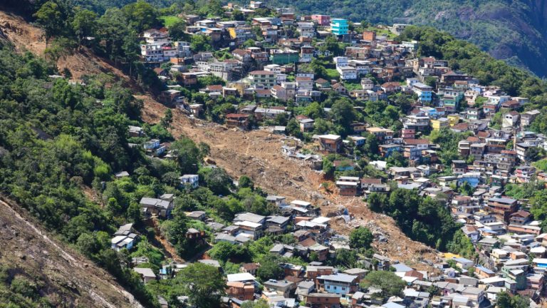 (Petrópolis - RJ, 18/02/2022) Presidente da República Jair Bolsonaro, durante sobrevoo e reunião de trabalho sobre medidas emergenciais do Governo Federal para a cidade de Petrópolis. Desastre em Petrópolis no ano de 2022 visto em sobrevoo de helicóptero