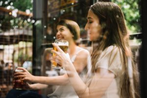 Mulheres bebendo no bar