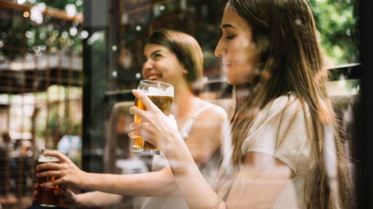 grupo-de-amigos Mulheres bebendo no bar