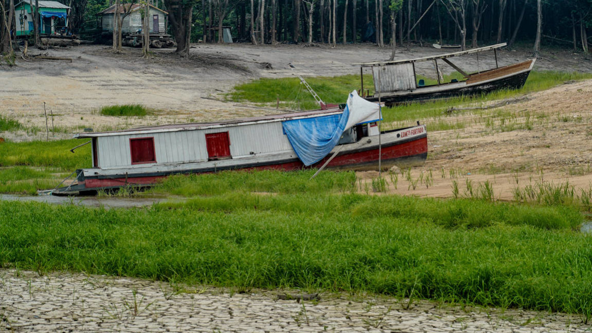 Manaus (AM), 22/11/2023, Embarcações e Flutuantes encalhados na comunidade de Nossa Senhora de Fátima, devido ao nível baixo do rio Igarapé Tarumã-açu, na maior seca em 121 anos que Manaus vem sofrendo. Foto: Rafa Neddermeyer/Agência Brasil