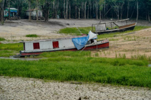 Manaus (AM), 22/11/2023, Embarcações e Flutuantes encalhados na comunidade de Nossa Senhora de Fátima, devido ao nível baixo do rio Igarapé Tarumã-açu, na maior seca em 121 anos que Manaus vem sofrendo. Foto: Rafa Neddermeyer/Agência Brasil