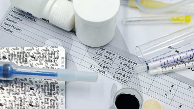 pexels-martabranco-303379301 Materiais médicos e resultados de exames usados para diagnóstico de doenças renais