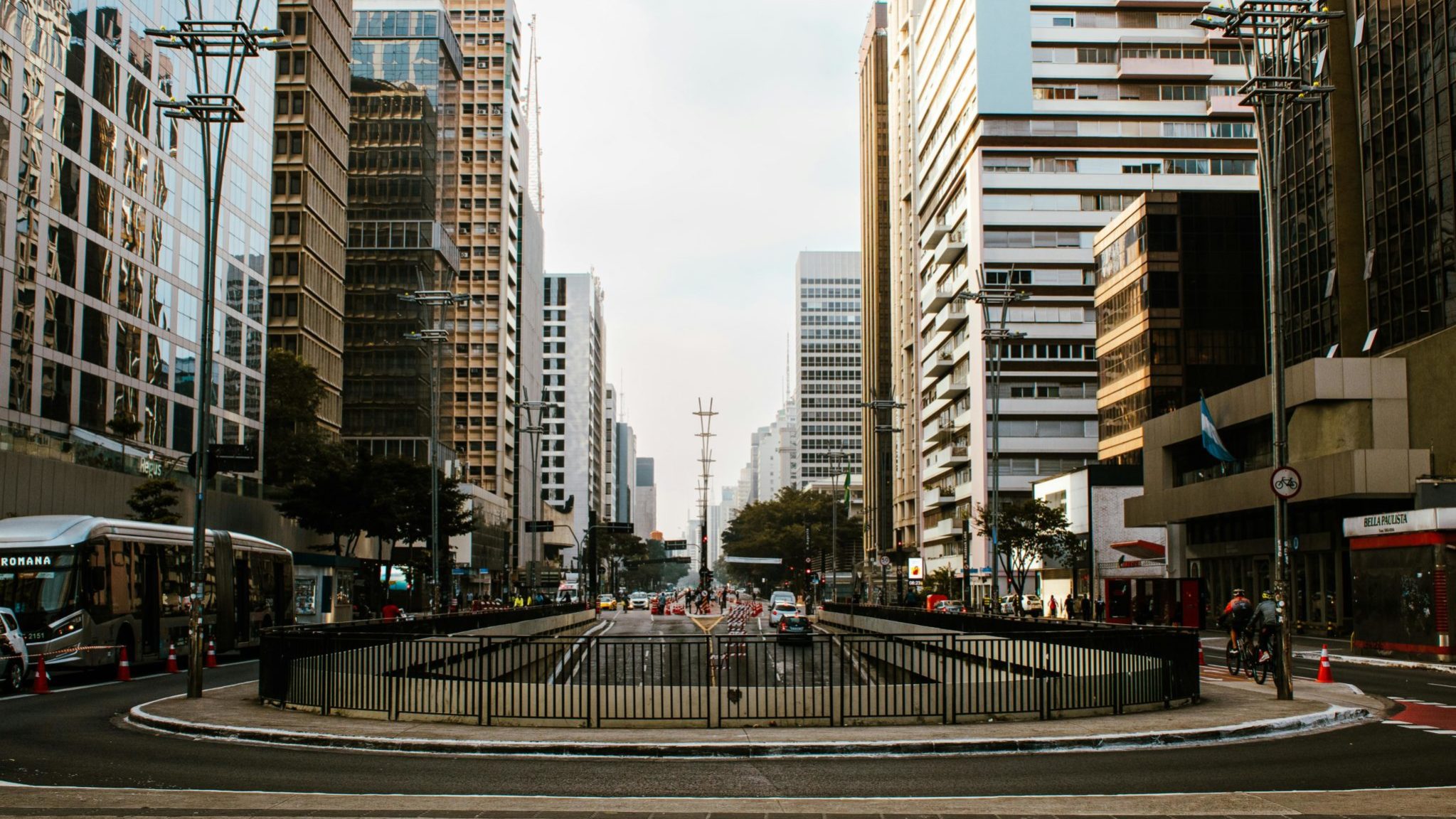pexels-dalmo-lopes-1729735824-27989044 Avenida Paulista em São Paulo, com prédios altos e tráfego urbano