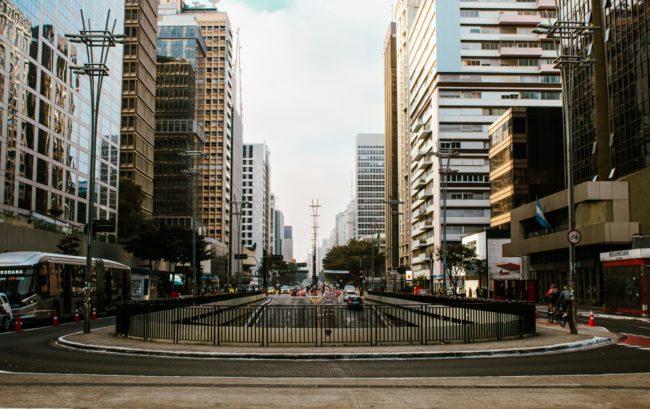 Avenida Paulista em São Paulo, com prédios altos e tráfego urbano
