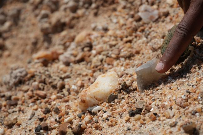 Artef_DSC00831_1 Fragmento de calcedônia identificado no sítio arqueológico Namorotukunan, no noroeste do Quênia, datado entre 2,75 e 2,44 milhões de anos