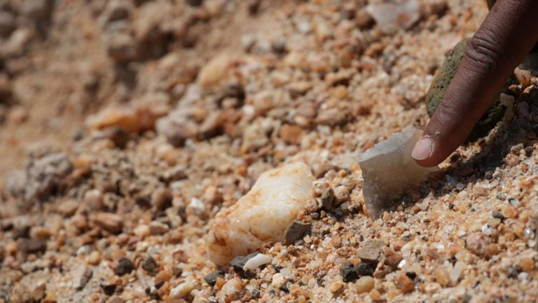 Fragmento de calcedônia identificado no sítio arqueológico Namorotukunan, no noroeste do Quênia, datado entre 2,75 e 2,44 milhões de anos