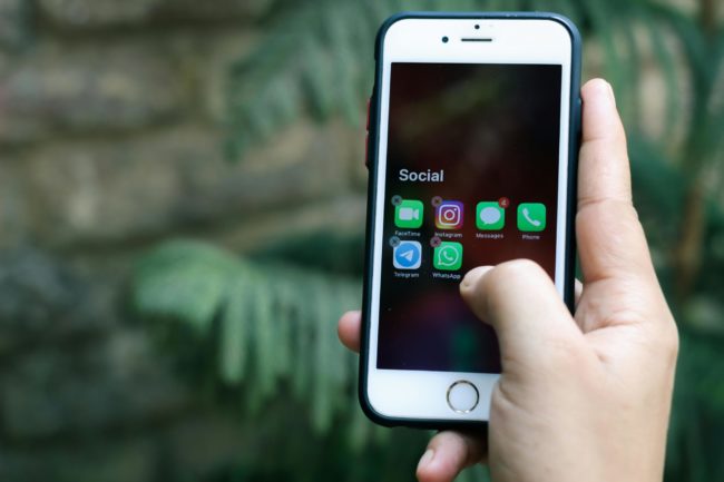Tela de celular mostram apps de comunicação