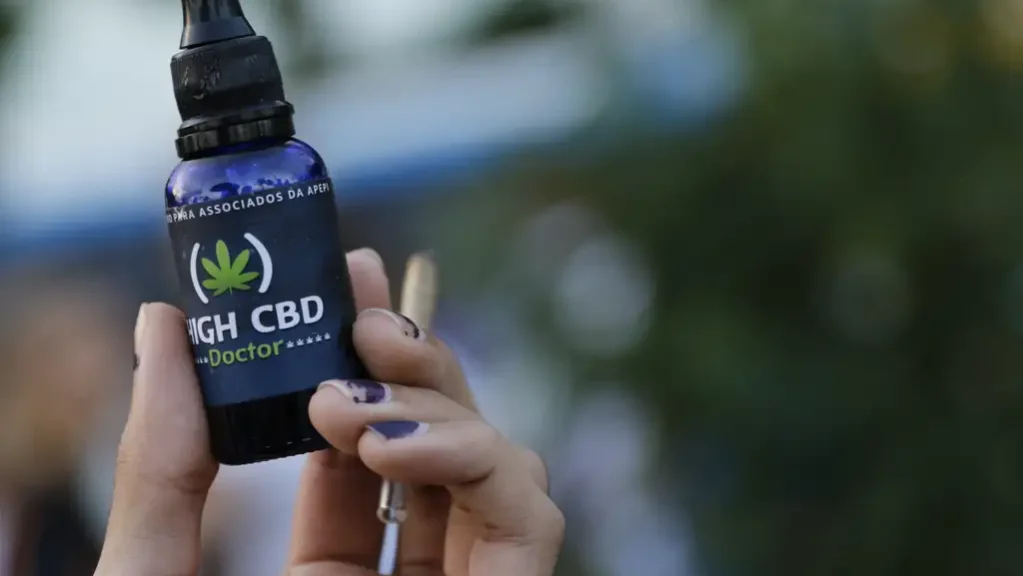 _mg_1853 Frasco de produto à base de canabidiol (CBD) usado para fins medicinais.