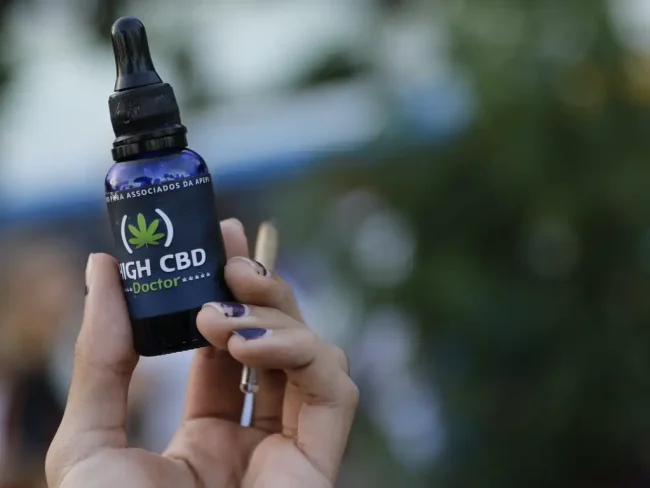 Frasco de produto à base de canabidiol (CBD) usado para fins medicinais.