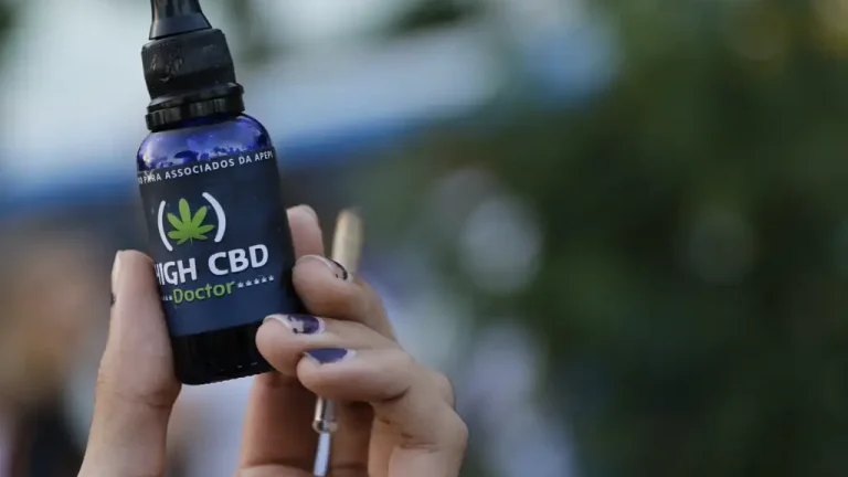 Frasco de produto à base de canabidiol (CBD) usado para fins medicinais.